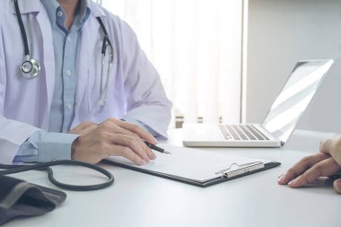 P danışmanlık sırasında bir geçmişi formu doldurarak doktorun yakın çekim