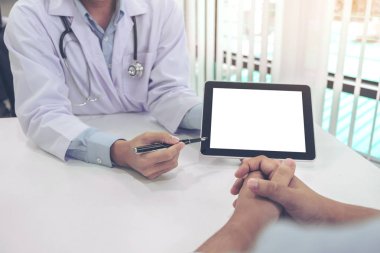 Danışmanlık hasta doktor ve tedavi yöntemleri ve hastane Office tablet bilgisayarda sonuçlarını sunan vücut, rehabilite etmek nasıl tavsiye