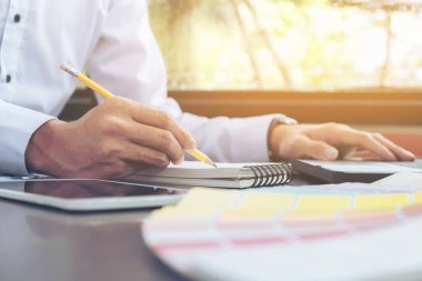 Yaratıcı yaratıcılık grafik tasarımcı grafik tablo ile çalışma