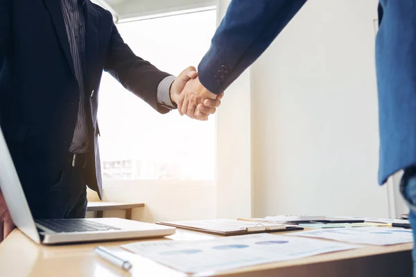 Dos hombres de negocios estrechando la mano durante una reunión para firmar un acuerdo y convertirse en un socio de negocios, empresas, empresas, confianza, negociación de éxito, contrato entre sus empresas —  Fotos de Stock