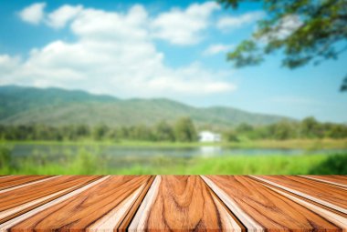 Seçilen odak boş kahverengi ahşap masa ve mavi gökyüzü veya dağ