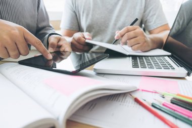 Eğitim, öğretim, öğrenme, teknoloji ve insan kavramı. Tw