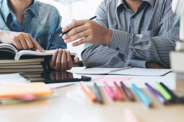 Eğitim, öğretim, öğrenme, teknoloji ve insan kavramı. Tw