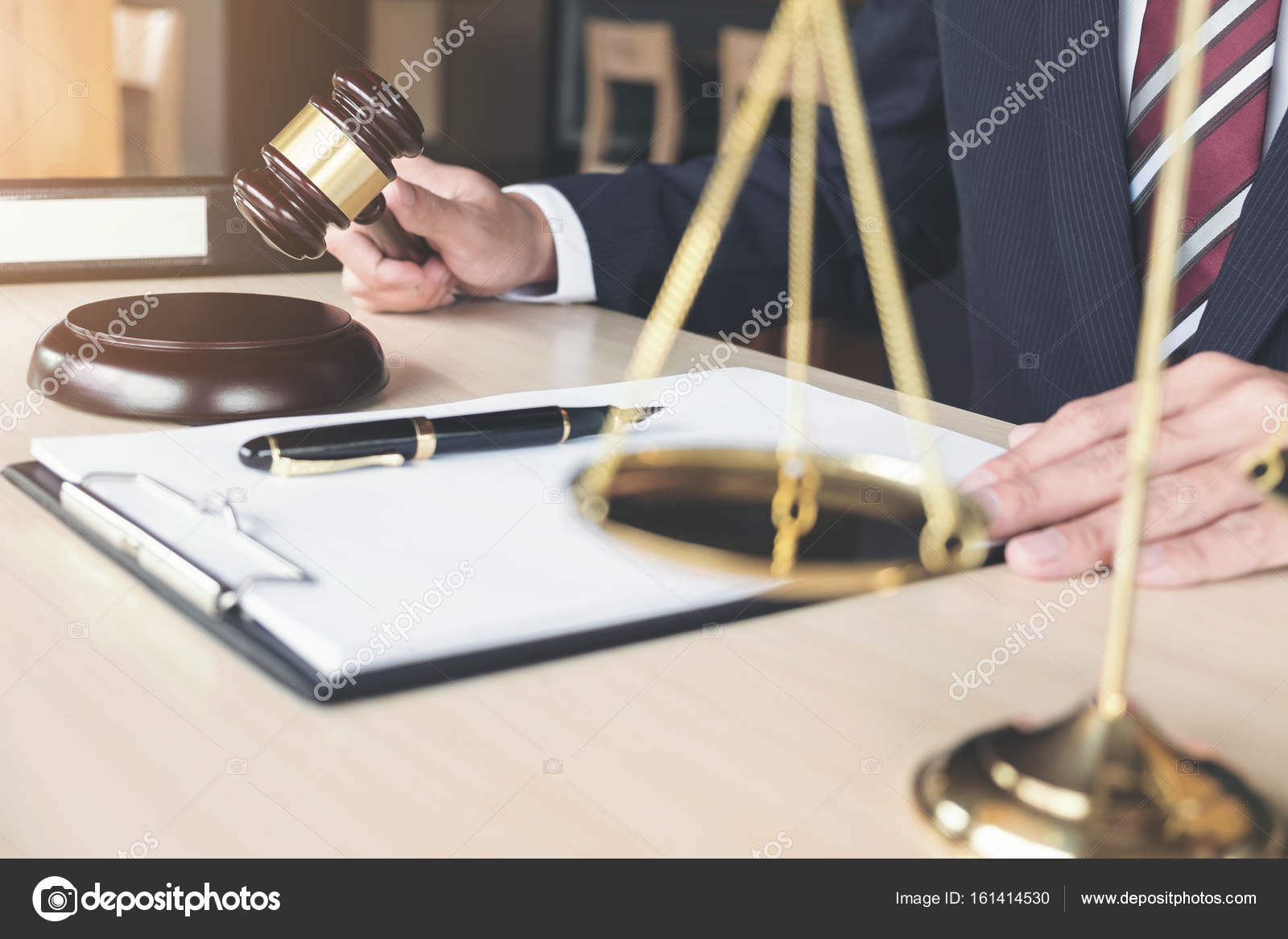 男性弁護士小槌と正義 メモ紙のスケール ストック写真 C Freedomtumz 男性弁護士小槌と正義 メモ紙のスケール ストック写真 C Freedomtumz