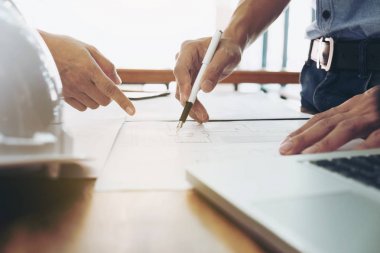 Mühendis ya da mimari proje, görüntü çalışma planı aracıyla mühendislik donanımları, inşaat kavramı üzerinde mühendislik eller Mimarlar yakın.