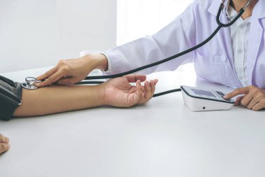 Ölçme varlık yetkili özenli doktor hasta, hastane ve tıp kavramı için kan basıncı.