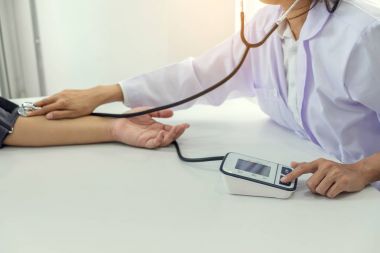 Ölçme varlık yetkili özenli doktor hasta, hastane ve tıp kavramı için kan basıncı.