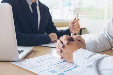 İş uygulama görüşmesi. Kalem işareti onayını için yakın dur icra müdürü kadar erkek el sirti, adam hissediyorum endişeli, gergin, sinir, kavram işe.