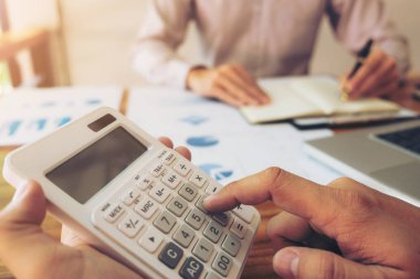 Co çalışma konferans, dizüstü bilgisayar ve hesap makinesi, Ofis Masaları üzerinde yeni planı mali grafik verilerini tartışırken yatırımcı meslektaşları mevcut, Toplantı iş takım finans, muhasebe, yatırım.