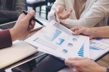 Başlangıç iş adamları toplantı, genç yaratıcı iş arkadaşlarınızla grup 