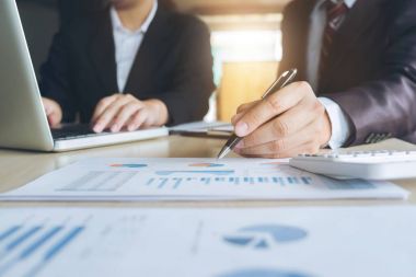 Takım çalışması iş iki arkadaşları analizi ile finansal veriler