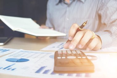 İş adamı veya muhasebeci mali yatırım calcu üzerinde çalışma