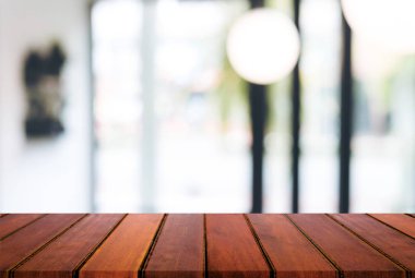 Seçili odak boş ahşap masa ve kahve dükkanı veya bl görüntü