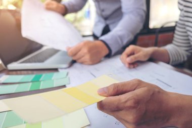 İki arkadaşları iç yaratıcı yaratıcılık grafik tasarımcı çalışma