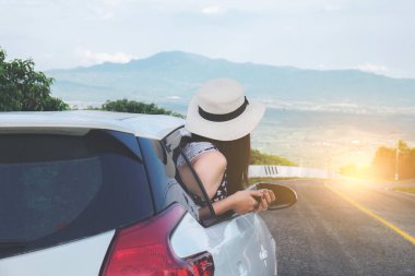Rahat mutlu traveler, beyaz giyen genç güzel Asya gilr 