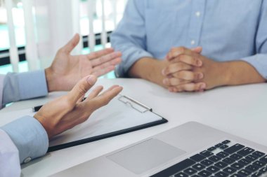 P danışmanlık sırasında bir geçmişi formu doldurarak doktorun yakın çekim