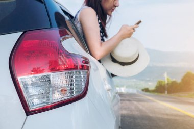 Rahat mutlu traveler, genç güzel Asya gilr beyaz holding 