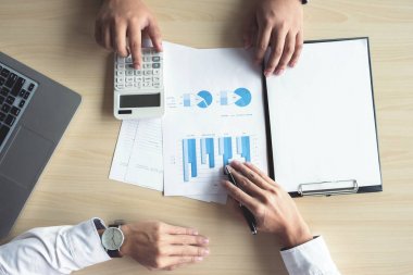 İki iş adamı veya muhasebeci mali yatırım, WRI çalışma