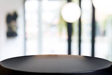 Seçili odak boş ahşap masa ve kahve dükkanı veya bl görüntü