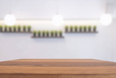 Seçili odak boş ahşap masa ve kahve dükkanı veya bl görüntü