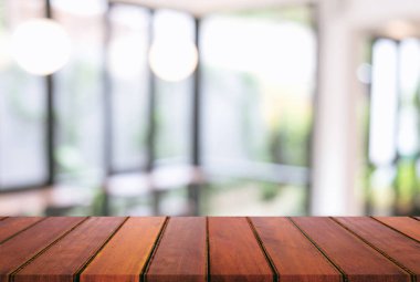Seçili odak boş ahşap masa ve kahve dükkanı veya bl görüntü