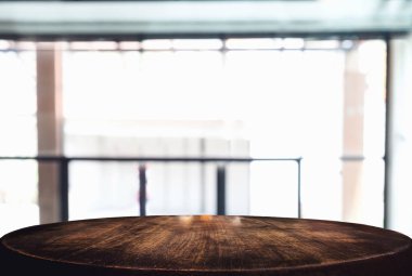 Seçili odak boş ahşap masa ve kahve dükkanı veya bl görüntü