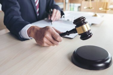 Tokmak, erkek avukat, adaletin terazisi ile çalışma, yakın b