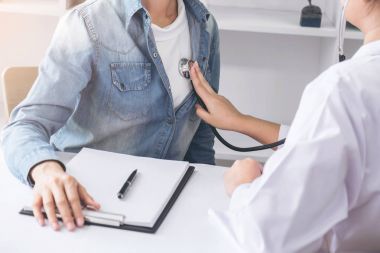 İncelenmesi, kadın doktor stetoskop Lis kullanarak profesyonel