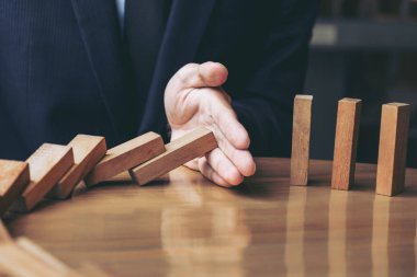 İşadamı el ahşap Domino ef durdurma düşen yakın çekim