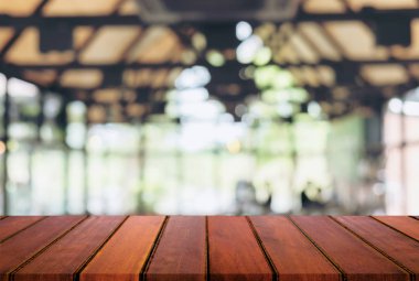 Seçili odak boş ahşap masa ve kahve dükkanı veya bl görüntü