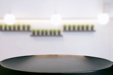 Seçili odak boş ahşap masa ve kahve dükkanı veya bl görüntü