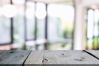 Seçili odak boş ahşap masa ve kahve dükkanı veya bl görüntü