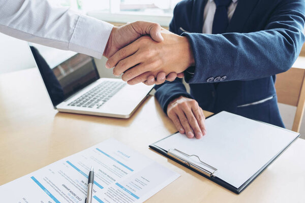 Соискатель проходит собеседование, Добро пожаловать в команду Деловые люди рукопожатие с топ-менеджером, чтобы подписать одобрение в компанию, деловая встреча, Приветствие сделки, поздравление
.