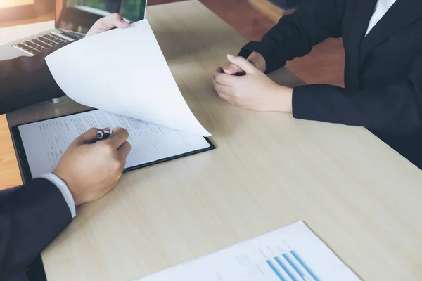 Sollicitatiegesprek, jonge aantrekkelijke leidinggevenden man leest haar resum — Stockfoto