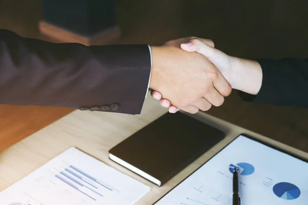 Meeting e concetto di saluto, Due business handshake fiducioso a — Foto Stock