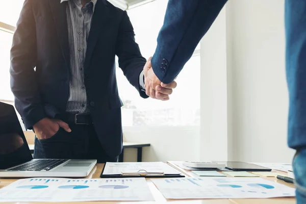 Zwei Geschäftsleute beim Händeschütteln während eines Treffens, um eine Vereinbarung zu unterzeichnen und ein Geschäftspartner zu werden, Unternehmen, Unternehmen, selbstbewusst, erfolgreich handeln, Vertrag zwischen ihren Firmen — Stockfoto