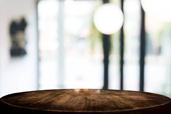 Wizerunek wybrane fokus pusty drewniany stół i kawiarni lub bl — Zdjęcie stockowe