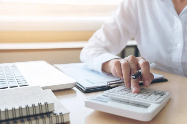 Cálculos del contable femenino y análisis del gráfico financiero dat — Foto de Stock