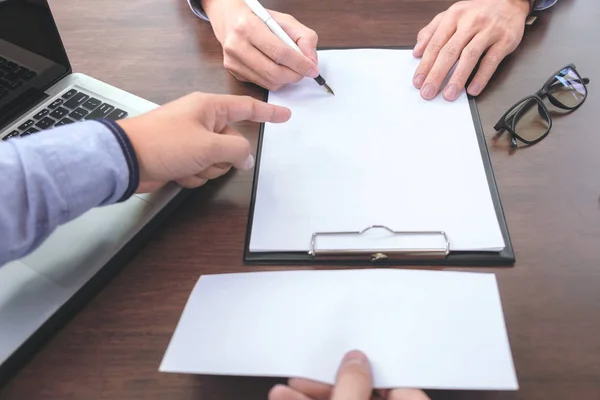 Primer plano del empleador de la mano enfocar al empleado para escribir una lett — Foto de Stock