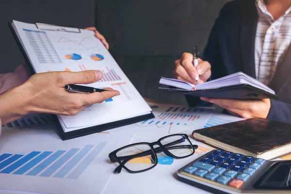 Reunión del equipo empresarial trabajando con el nuevo proyecto de startup, discutir si — Foto de Stock