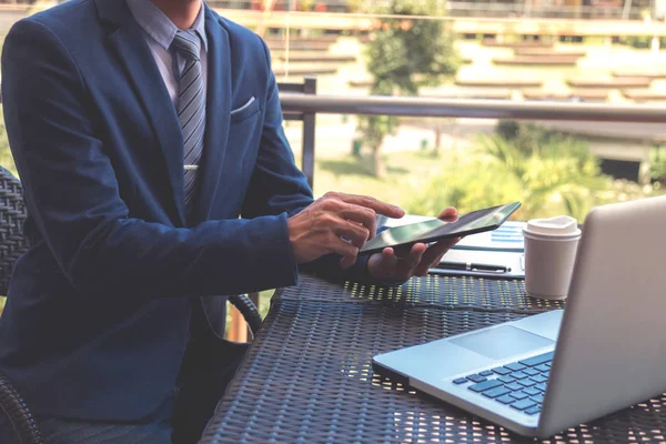 Empresário executivo trabalhando analisando investimento usando tablet — Fotografia de Stock