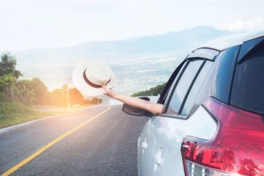 Rahat mutlu traveler, genç güzel Asya gilr beyaz holding 