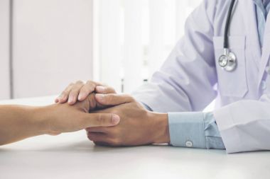 Danışmanlık hasta doktor ve tedavi yöntemleri ve hastane Office tablet bilgisayarda sonuçlarını sunan vücut, rehabilite etmek nasıl tavsiye
