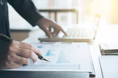 Takım çalışması iş iki arkadaşları analizi ile finansal veriler