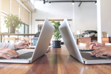 Ofis Masası çalışma ve kullanarak tartışmaya iki iş adamlarını