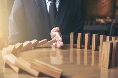 İşadamı el ahşap Domino ef durdurma düşen yakın çekim