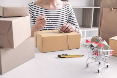 Internet online alışveriş kavramı, genç satıcı kadın p hazırlanıyor