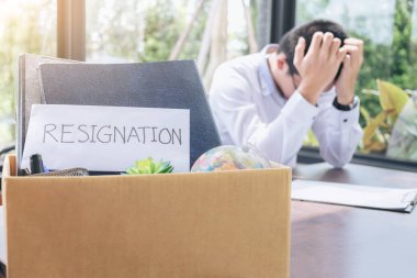 Tüm kişisel eşyalarını ve dosyalarıyla toparlanmaya görüntüleri 