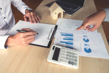 Adam bir ev sigortası ev kredileri üzerinde oturum, Ajan kredi almıştır