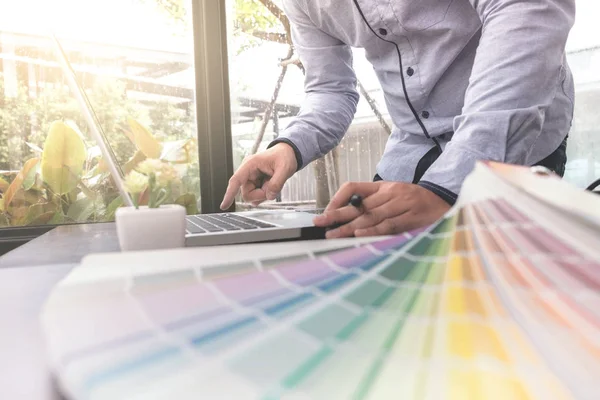 Yaratıcı yaratıcılık grafik tasarımcı grafik tablo ile çalışma